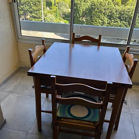 F1 Esterel 50 M Plage, Parking, Securisee *